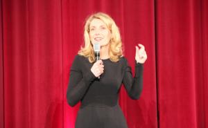  / Glumica Maria Furtwängler drži laudatio dobitniku počasnog srca Festivala za podršku mladim filmskim stvaraocima, producentu Nicu Hofmannu